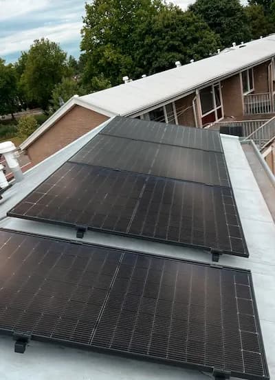 zonnepanelen op schuin pvc dak