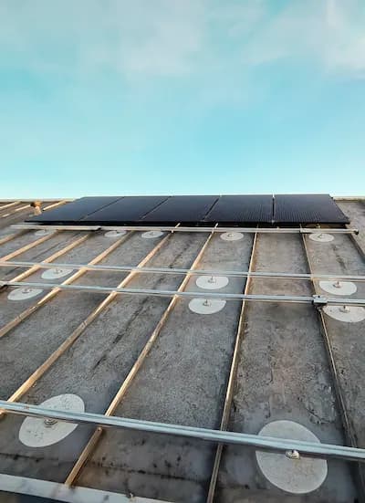 zonnepanelen op schuin pvc dak