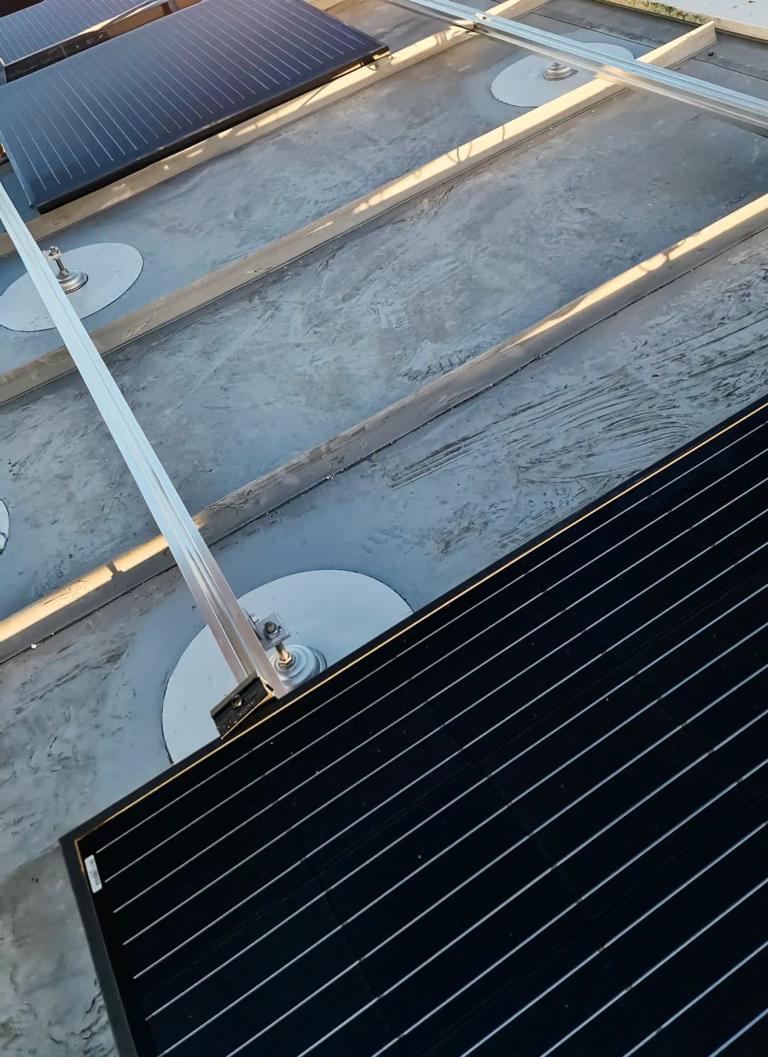 zonnepanelen op schuin pvc dak